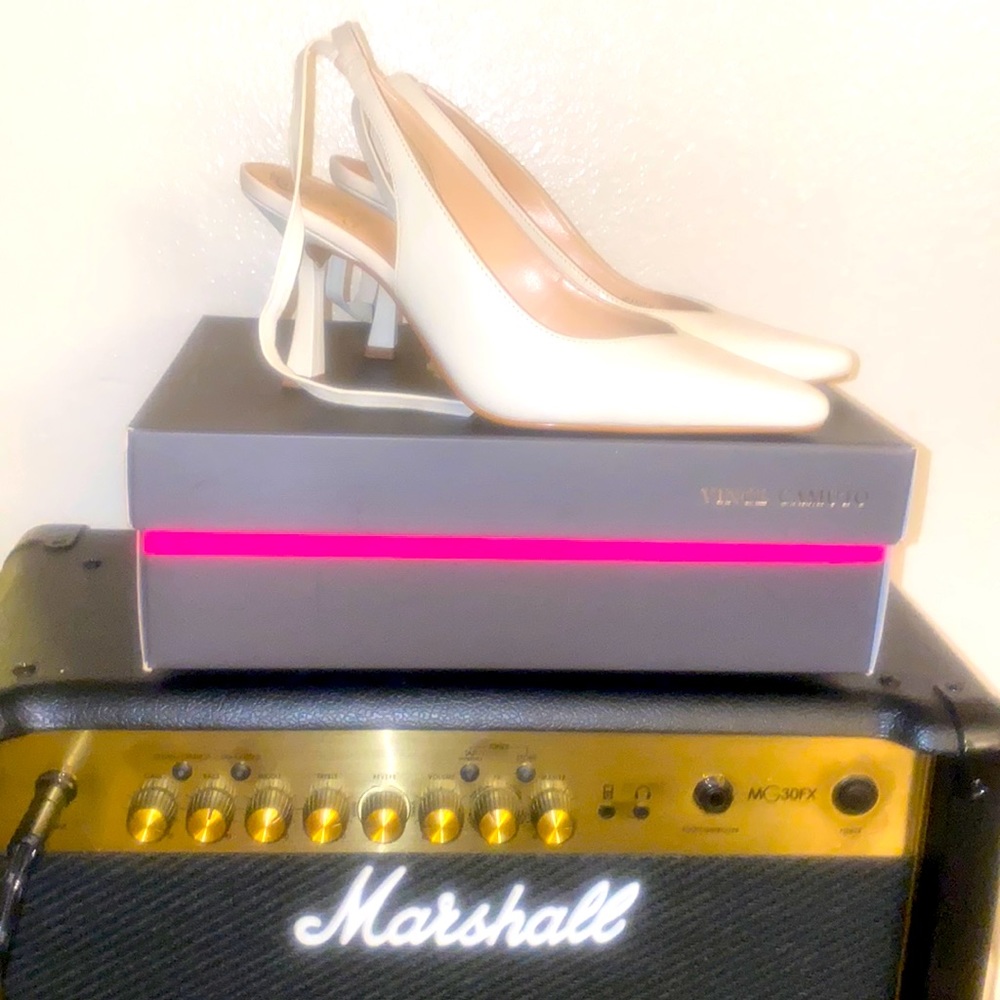 VINCE CAMUTO WHITE PUMP TIEBACK SLINGS 🤍